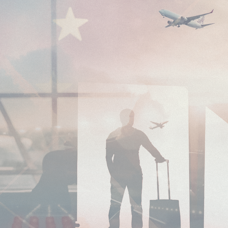 Collage fra lufthavn med en passager, fly og EU-stjerner