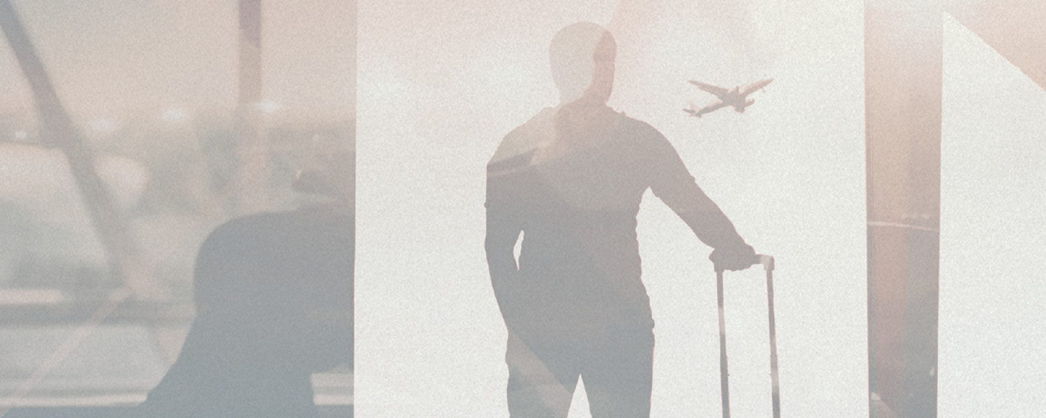 Collage fra lufthavn med en passager, fly og EU-stjerner